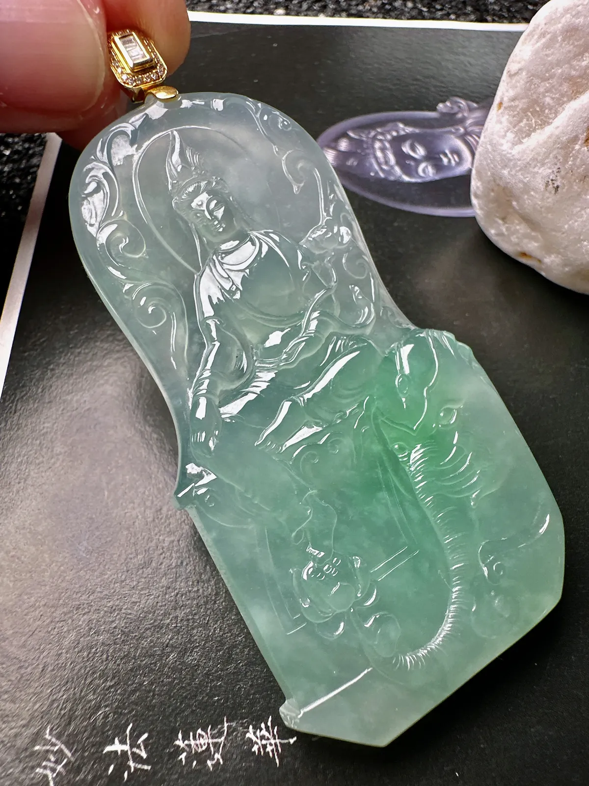 【冰种飘绿普贤菩萨】种老质地细腻，冰润纯净，光感好。雕工精美，是生肖龙、蛇的守护神。18k金扣头镶嵌