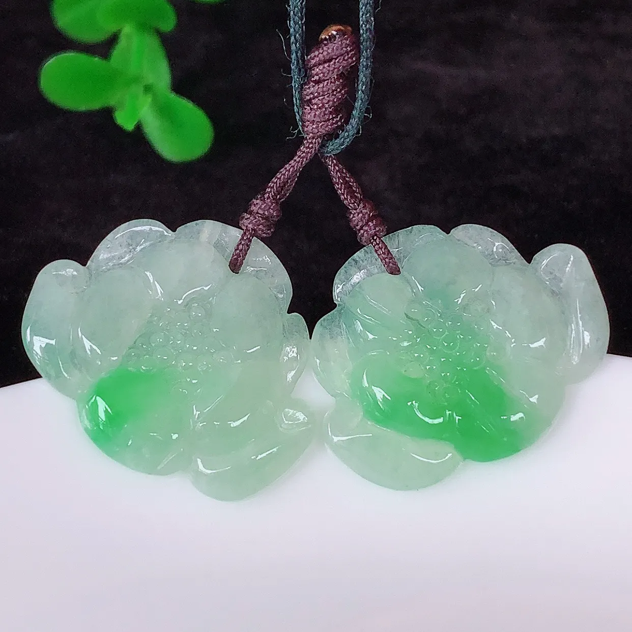 自然光实拍，冰润冰飘阳绿翡翠莲花吊坠，种老水足，翠色灵动，寓意美好，佩戴时尚出众！#41.21