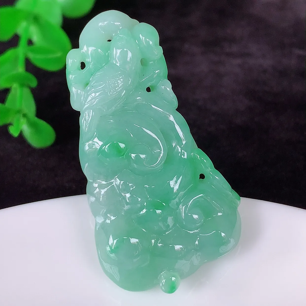 自然光实拍，冰润冰糯种飘绿翡翠如意吊坠，翡翠如意，上身效果非常美，饱满大气，工艺美，万事如意，如意一