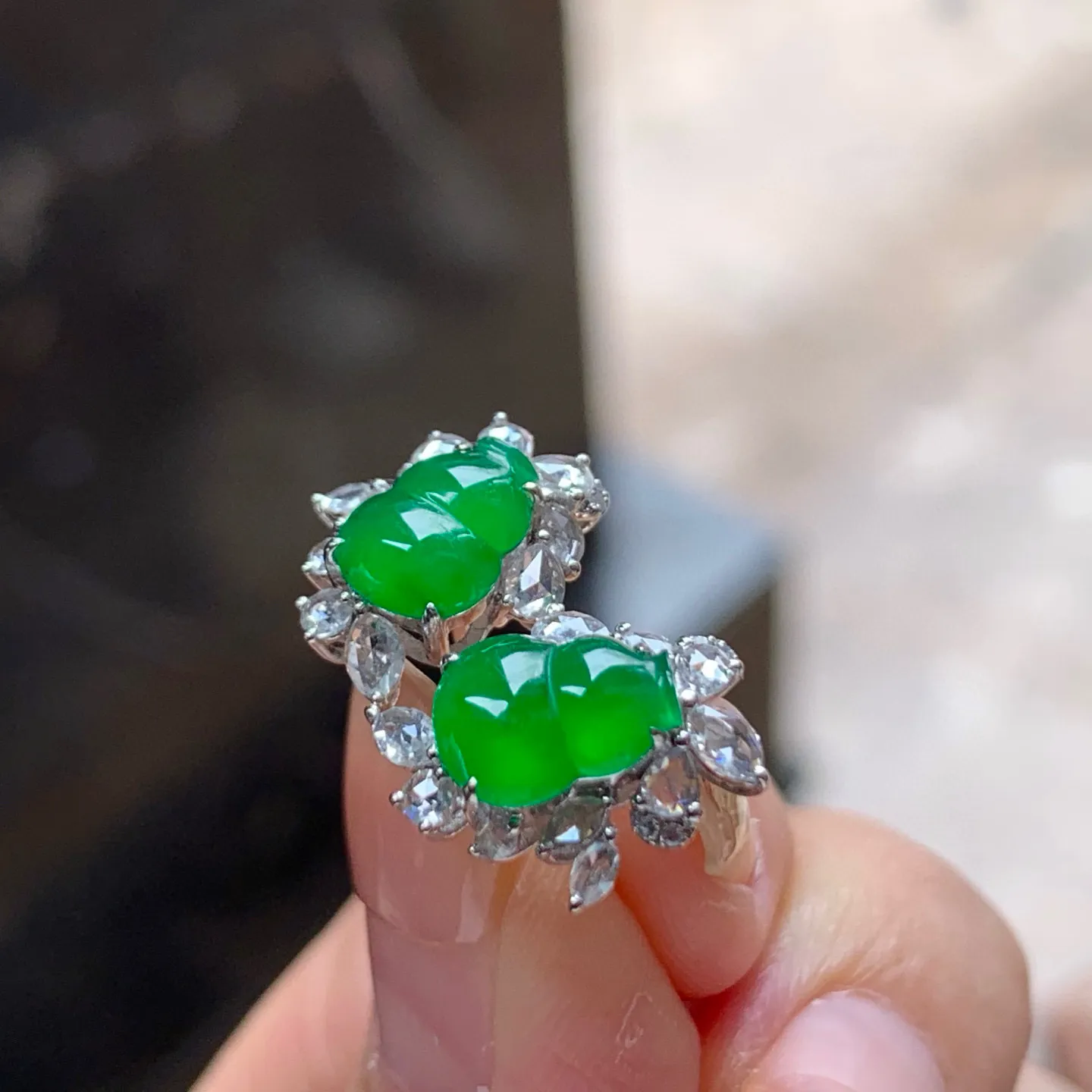 冰种辣绿葫芦耳钉
真金镶嵌 精致