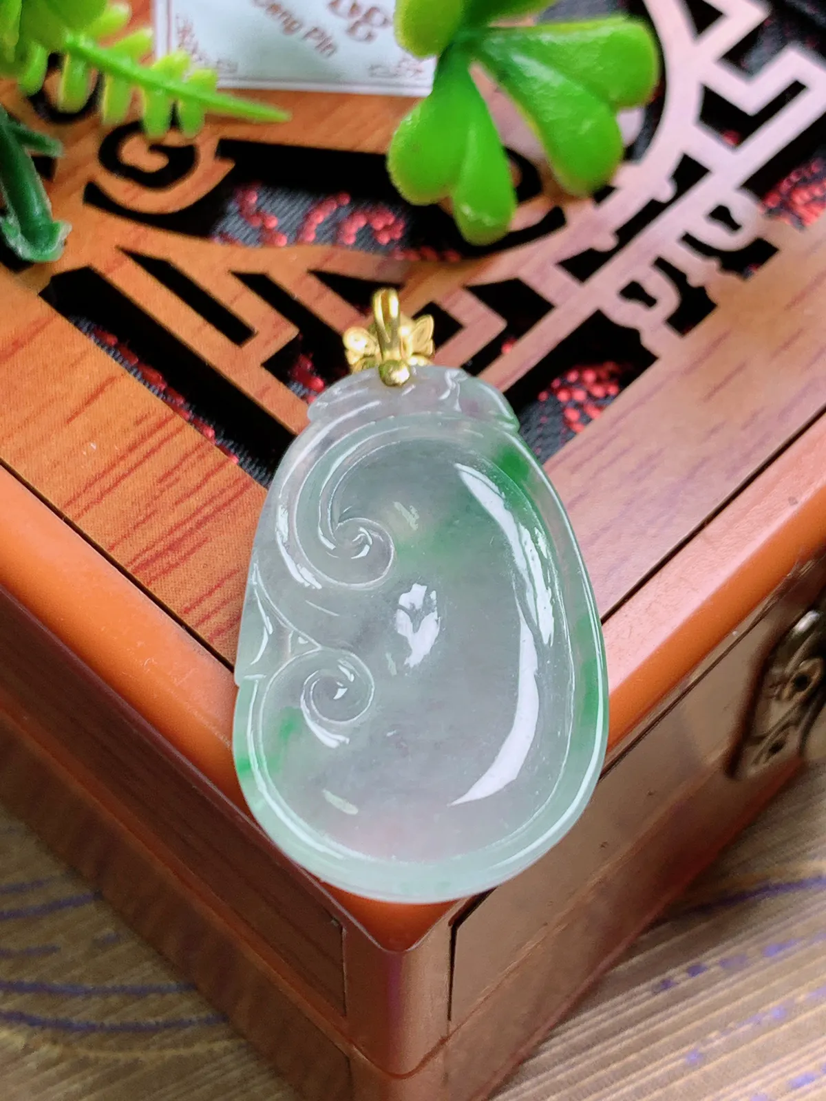 精品推荐，缅甸天然A货翡翠，18K金扣镶嵌冰种飘绿花如意吊坠，种水好，颜色鲜艳，玉质水润细腻，工艺精湛，佩戴效果更佳。