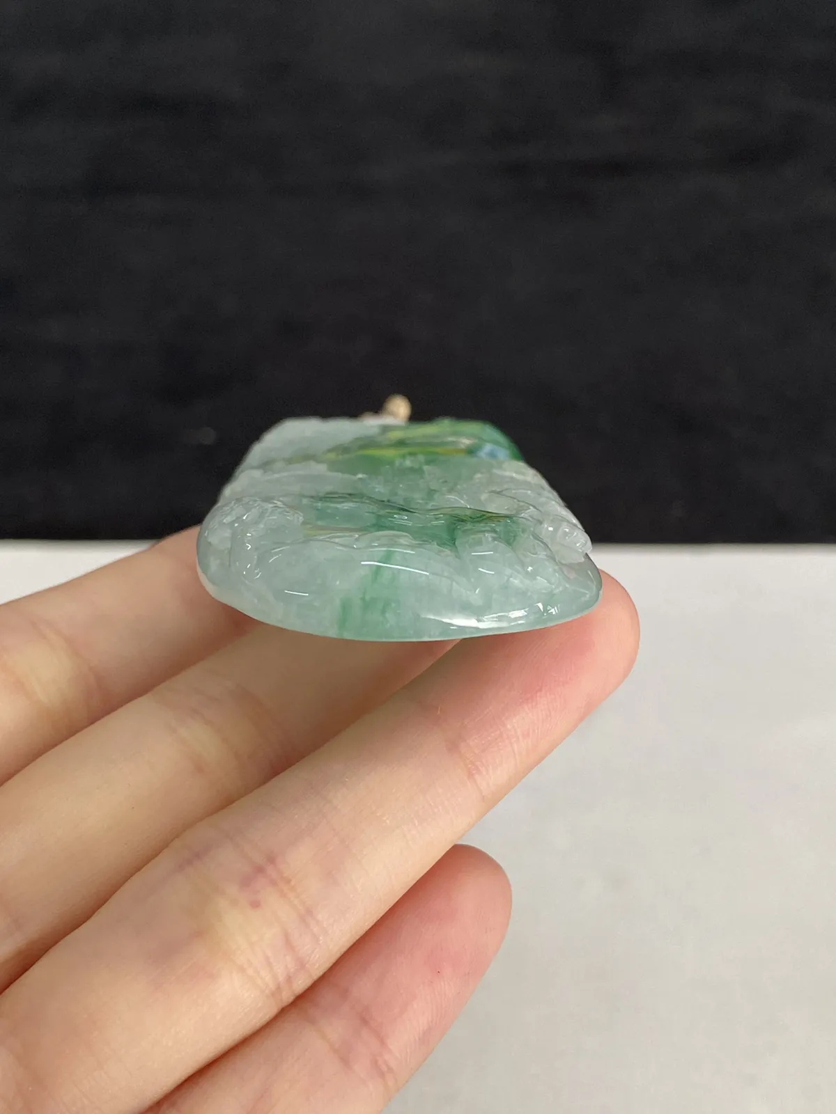 翡翠冰糯种飘绿吊坠，配珠未测