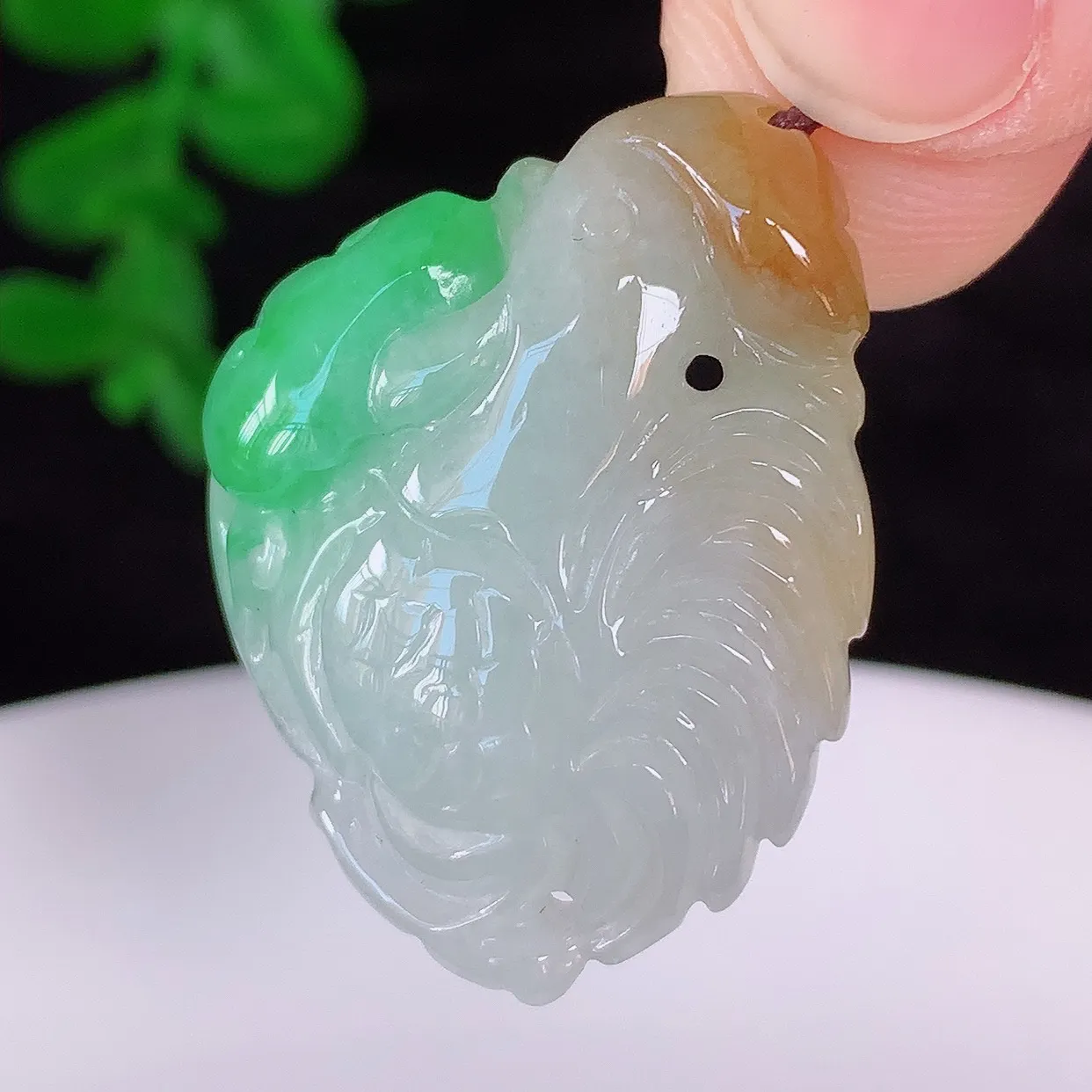 自然光实拍，冰润冰糯种双彩黄加绿翡翠生肖鸡吊坠，闻鸡起舞，种老水足，翠色灵动，寓意美好，佩戴时尚出众
