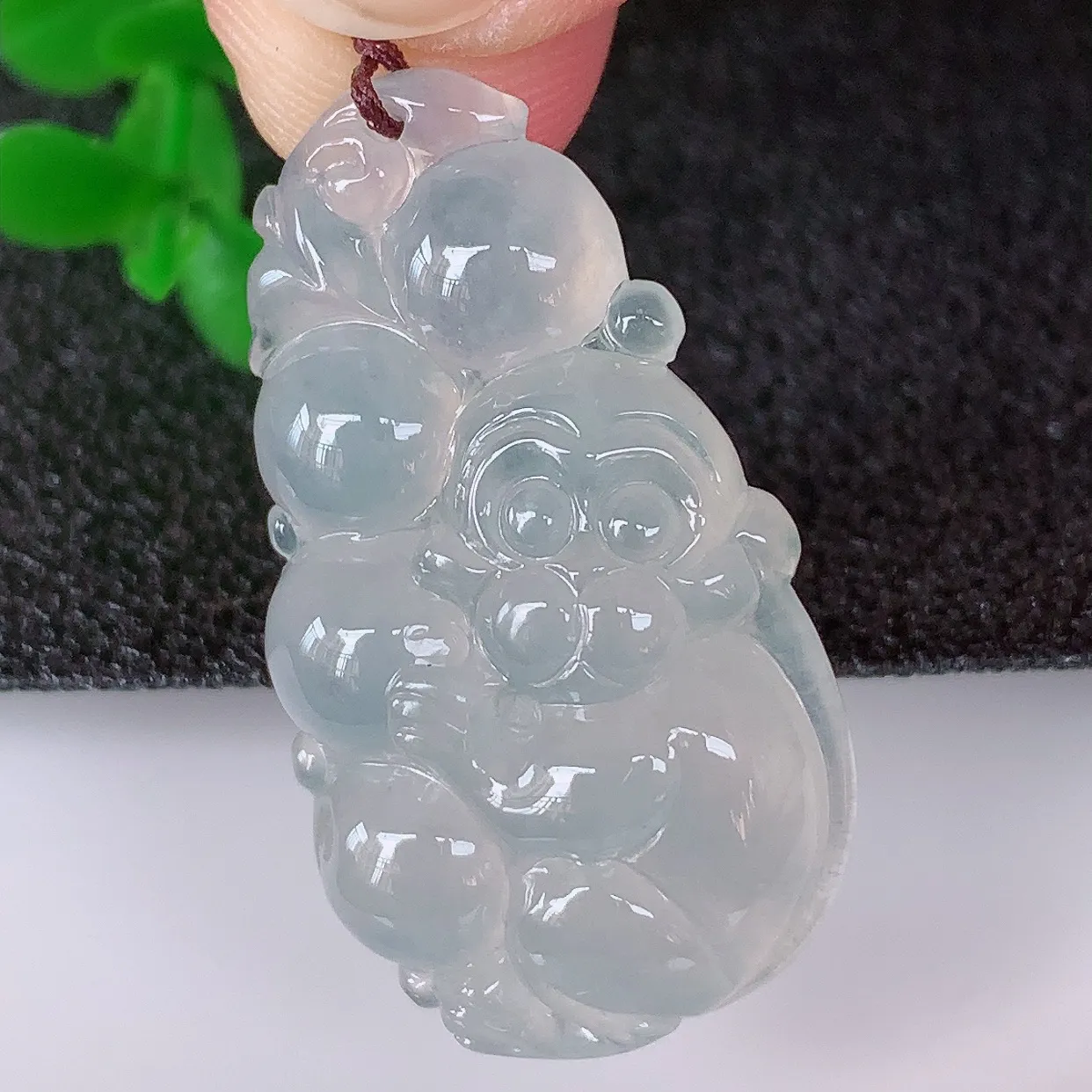 自然光实拍，冰润冰种翡翠生肖猴子吊坠，种老水足，翠色灵动，寓意美好，佩戴时尚出众！#02.21
