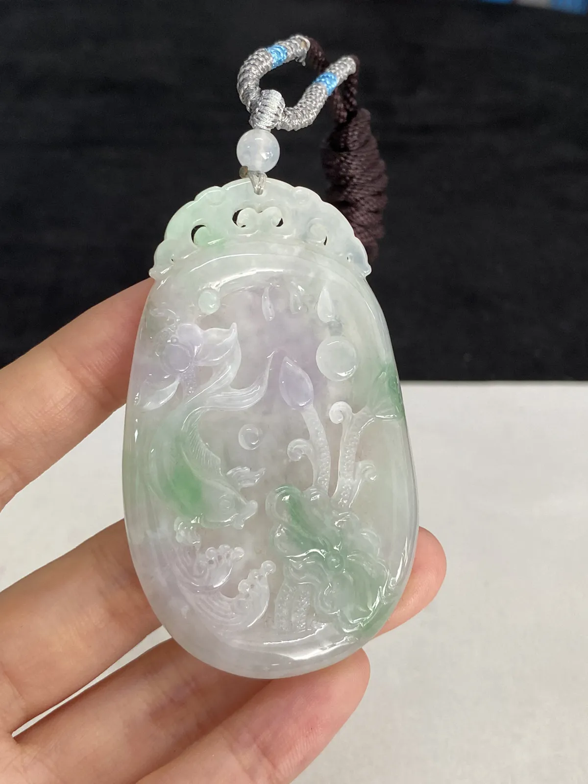翡翠糯化种飘绿吊坠，配珠未测