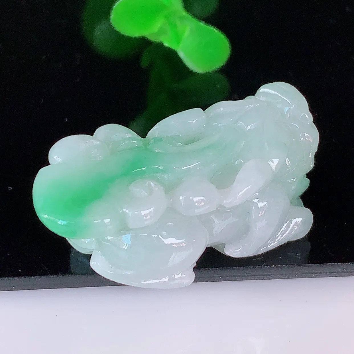 自然光实拍，冰润冰糯种飘阳绿翡翠招财貔貅吊坠，民间有“一摸貔貅运程旺盛，再摸貔貅财运滚滚，三摸貔貅平步青云 ”的美好祝愿。#87.21