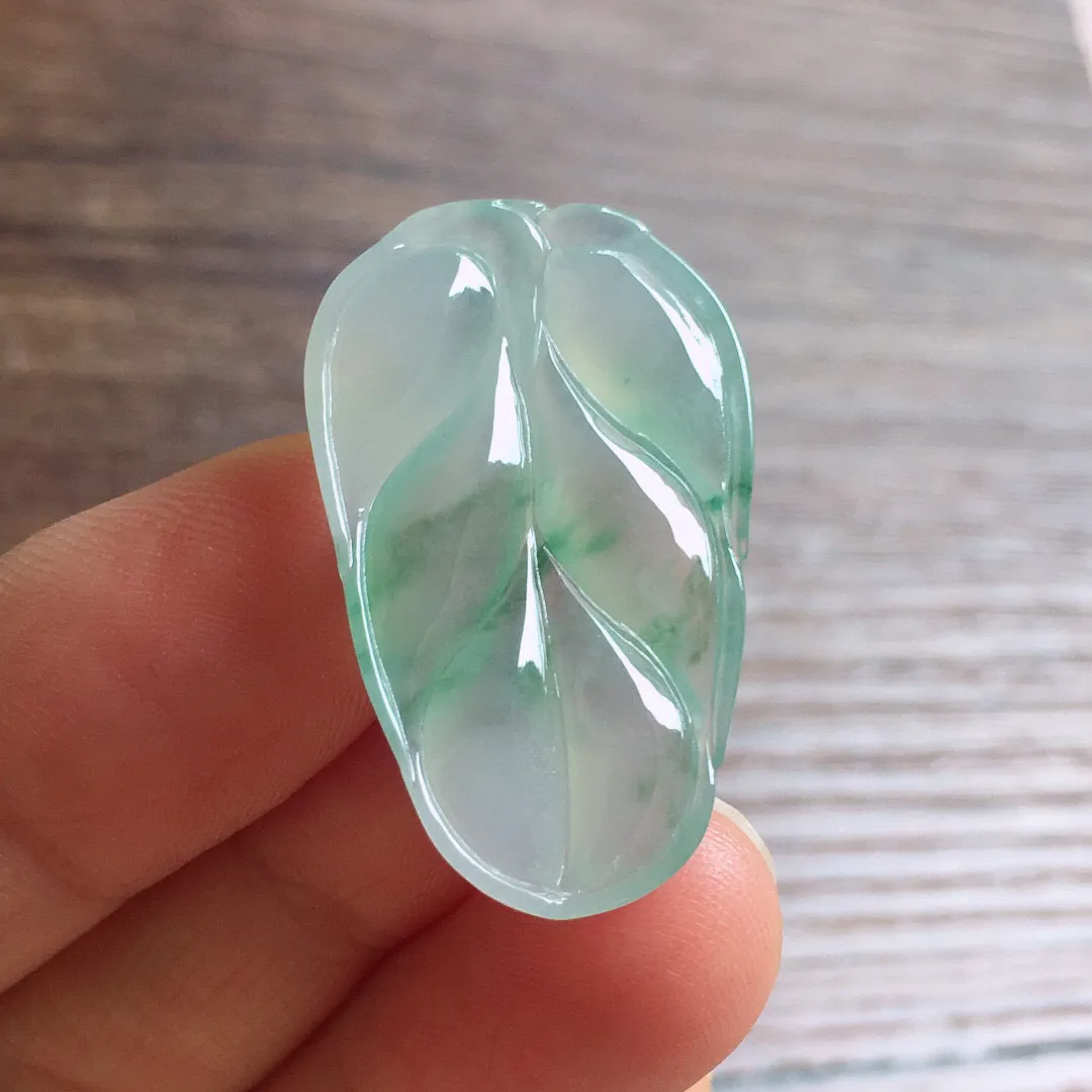 冰飘花树叶，冰润光泽，玉质细腻，种水足，整体尺寸31*19.3*4.1