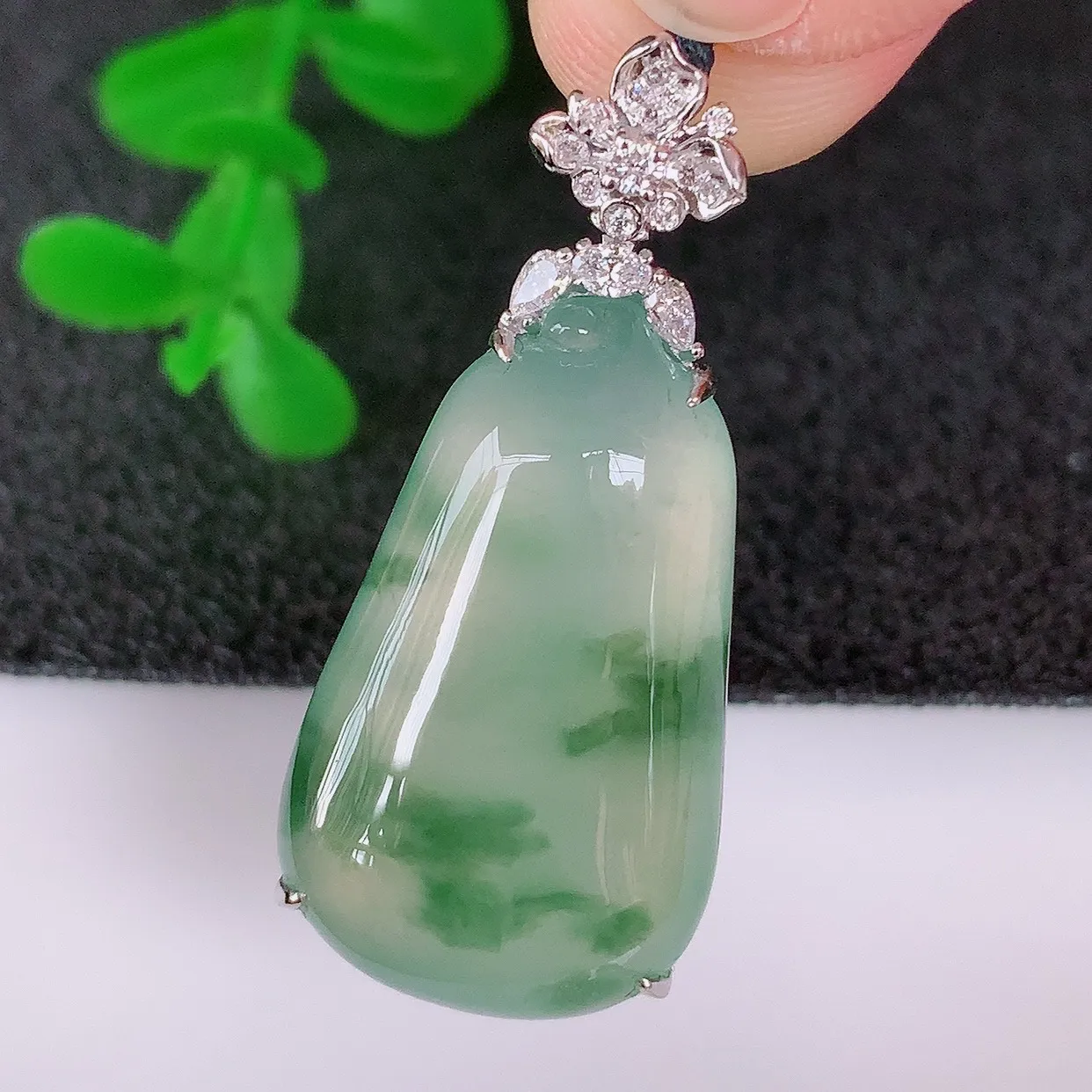 自然光实拍，18K金镶嵌冰润冰种飘绿花翡翠招财福瓜吊坠，翡翠福瓜招财瓜，冰润且起胶感，佩戴效果优雅迷人！#99.21整体32.6*14.8*7.5裸石23*14.6
