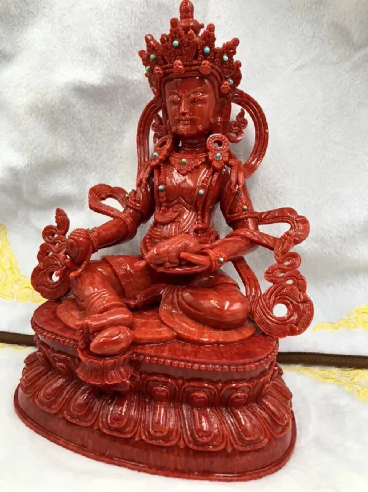 【天然红珊瑚财神大摆件】西班牙产地，科西卡珊瑚料，深红颜色，釆用台湾拼接手工工艺，精雕细镂，底部有开孔可藏经文，手工工序复杂，高约23厘米，宽约17厘米，厚10厘米，总重1800克！大摆件红珊瑚财神，天然绿松石点缀！收藏供奉价值高！