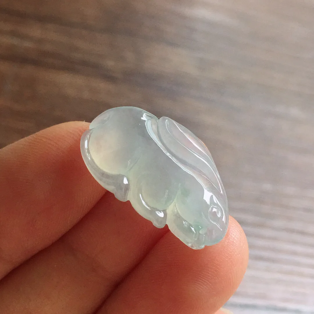 冰种小兔，冰润细腻，品相可爱，种水足，整体尺寸24*13.4*5.6