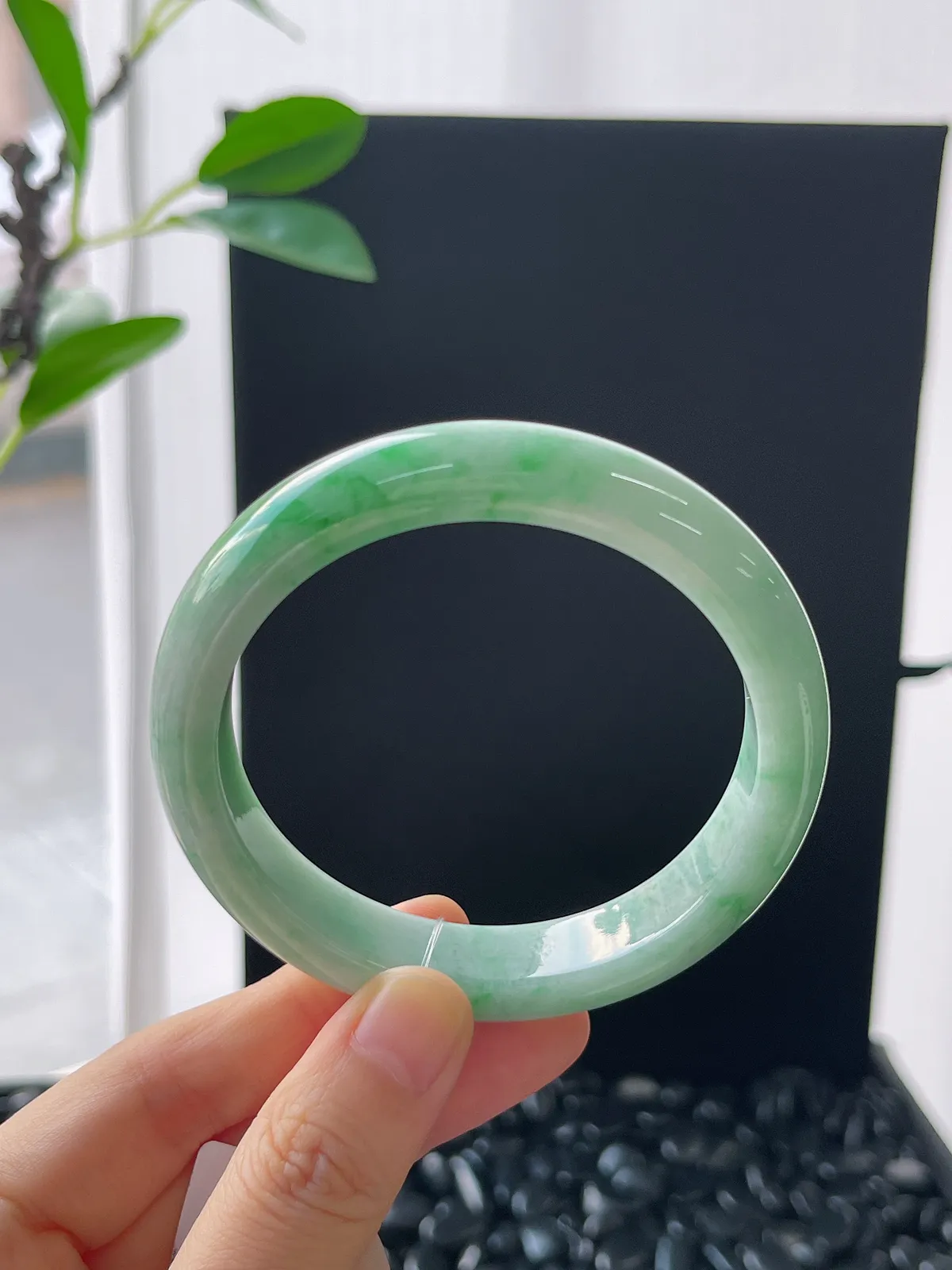 正圈57.3圈口，翡翠糯化种飘绿手镯