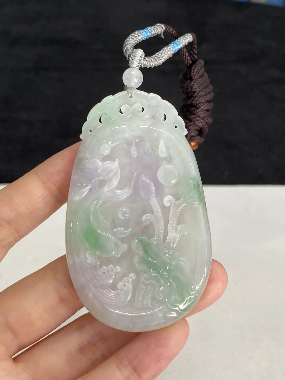 翡翠糯化种飘绿吊坠，配珠未测