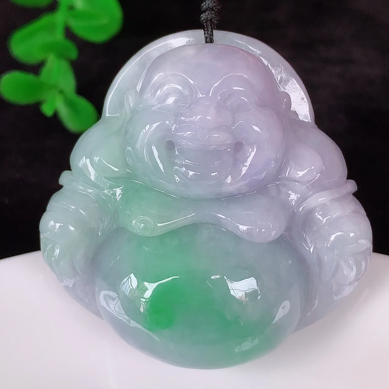 自然光实拍，大件厚装冰润冰糯种春彩翡翠佛公吊坠，饱满， 佛公亦保平安，寓意有福（佛公）相伴，配戴优雅迷人！#41.21