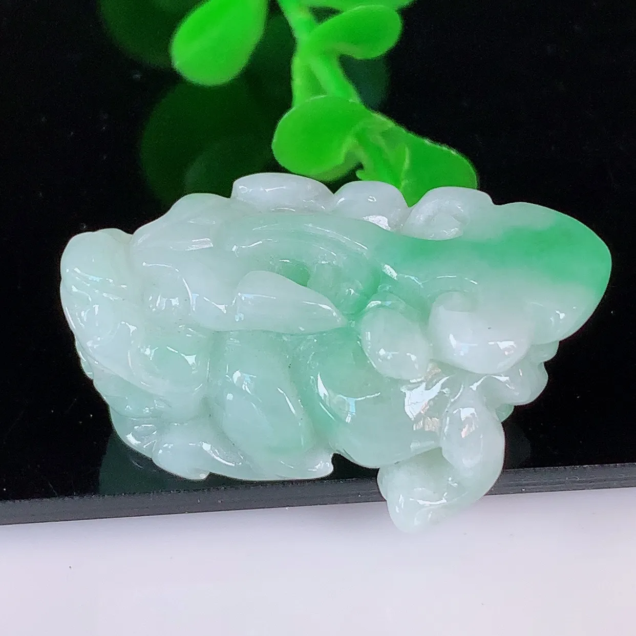 自然光实拍，冰润冰糯种飘阳绿翡翠招财貔貅吊坠，民间有“一摸貔貅运程旺盛，再摸貔貅财运滚滚，三摸貔貅平步青云 ”的美好祝愿。#87.21