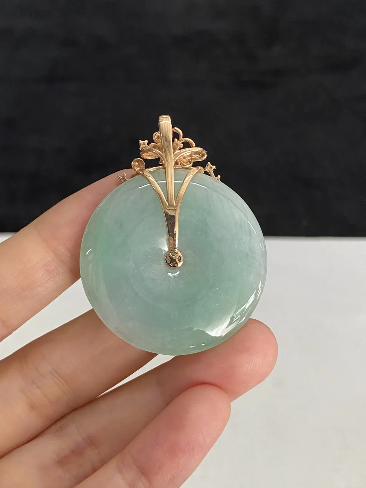 翡翠冰糯种淡绿色吊坠，印记：Au750,伴钻石