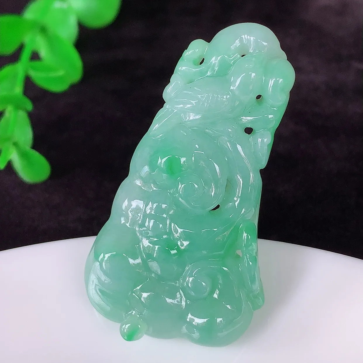 自然光实拍，冰润冰糯种飘绿翡翠如意吊坠，翡翠如意，上身效果非常美，饱满大气，工艺美，万事如意，如意一生 #02.21