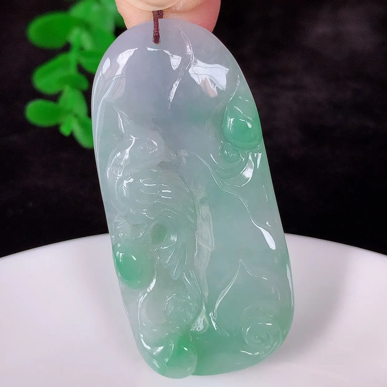 自然光实拍，冰润冰糯种春彩翡翠喜上眉梢吊坠，种老水足，翠色灵动，寓意美好，佩戴时尚出众！#41.21