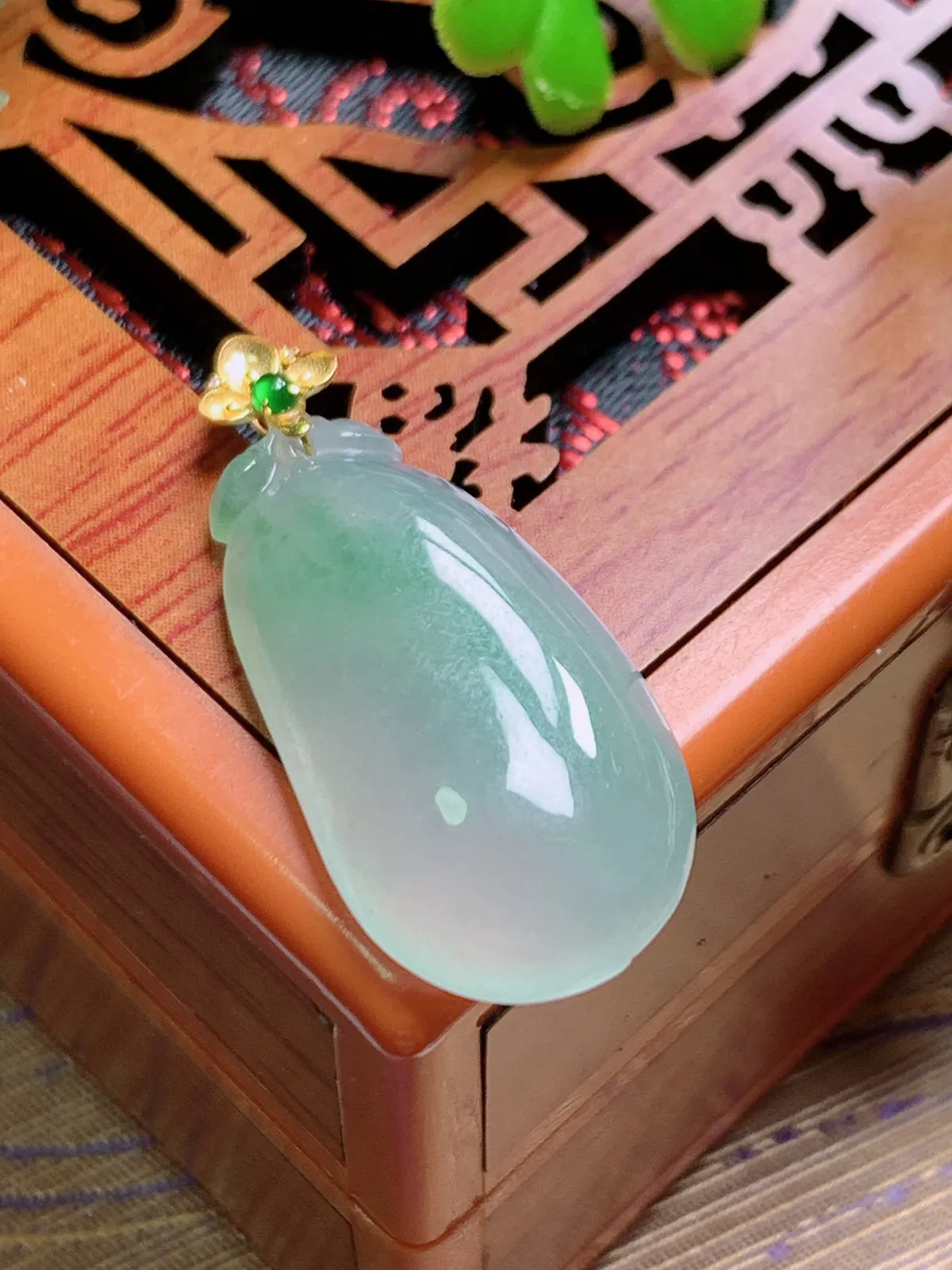 精品推荐，缅甸天然A货翡翠，18K金扣镶嵌冰种飘绿福瓜吊坠，种水好，颜色鲜艳，玉质水润细腻，工艺精湛
