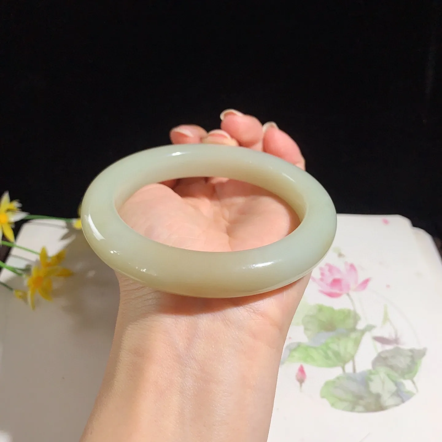 和田玉63圈口且末糖手镯！圈口63宽13.5玉质细腻油润 底色纯净 无裂无杂 脂粉好，品质高！