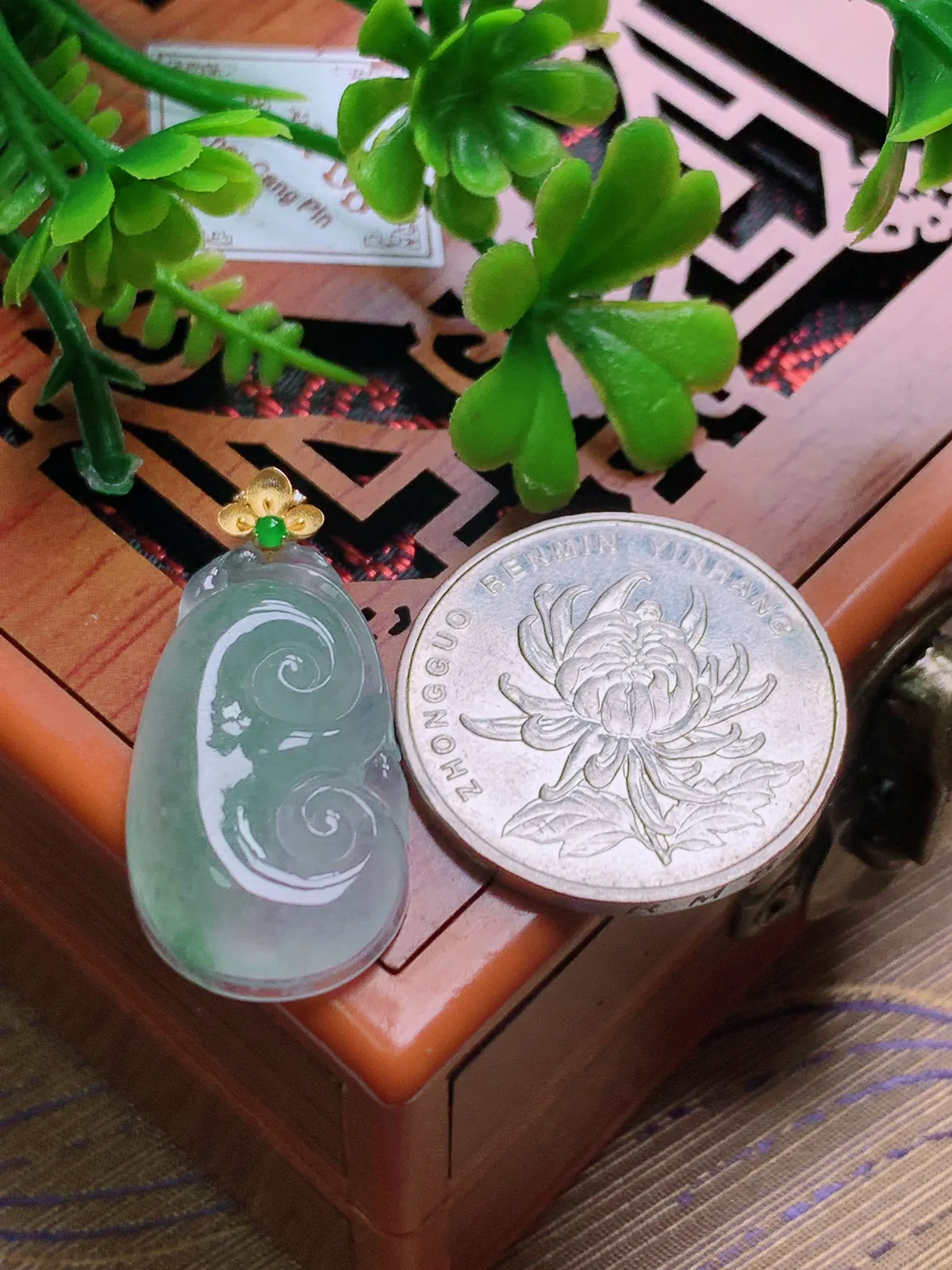 精品推荐，缅甸天然A货翡翠，18K金扣镶嵌冰种飘绿花如意吊坠，种水好，颜色鲜艳，玉质水润细腻，工艺精湛，佩戴效果更佳。