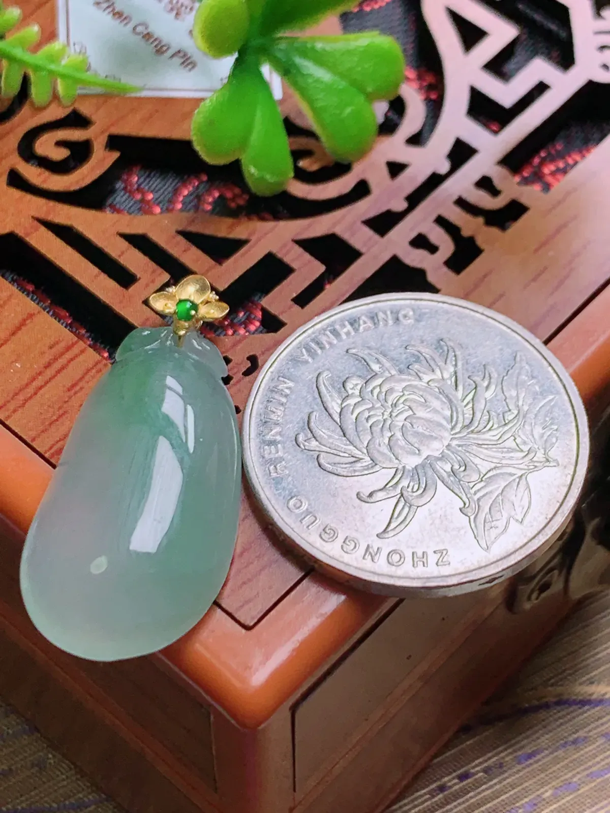 精品推荐，缅甸天然A货翡翠，18K金扣镶嵌冰种飘绿福瓜吊坠，种水好，颜色鲜艳，玉质水润细腻，工艺精湛，佩戴效果更佳。