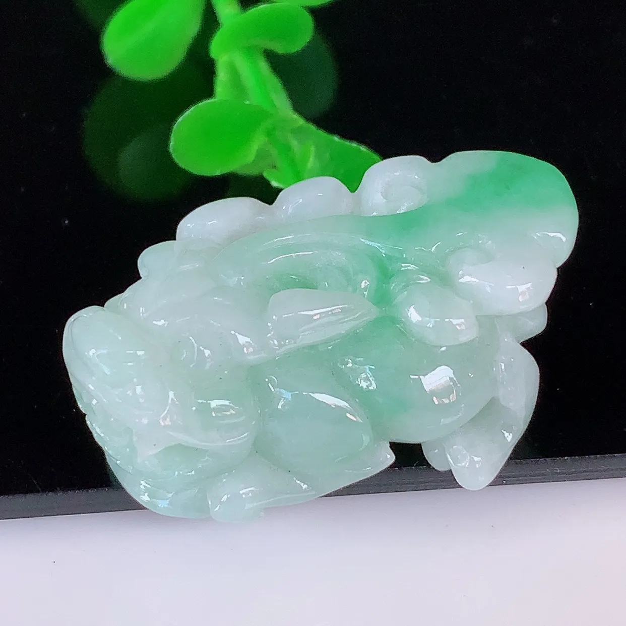 自然光实拍，冰润冰糯种飘阳绿翡翠招财貔貅吊坠，民间有“一摸貔貅运程旺盛，再摸貔貅财运滚滚，三摸貔貅平步青云 ”的美好祝愿。#87.21