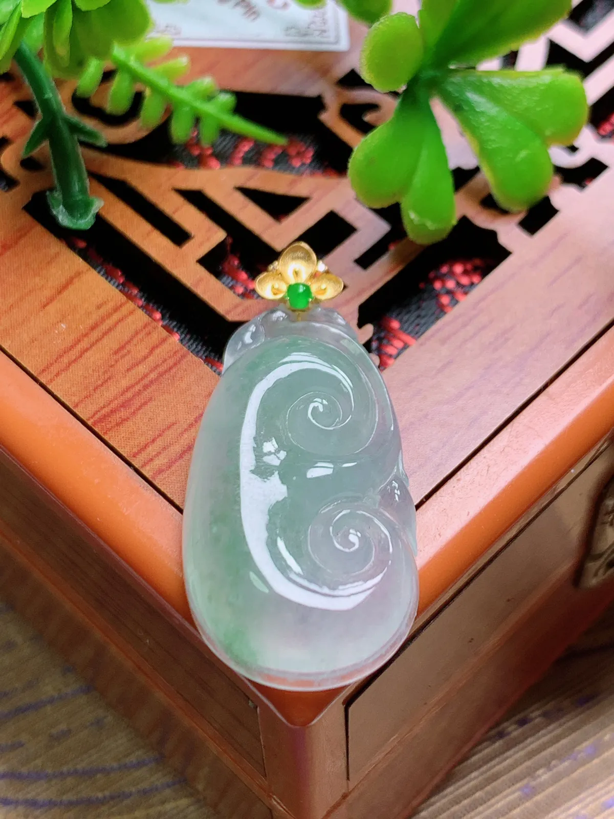 精品推荐，缅甸天然A货翡翠，18K金扣镶嵌冰种飘绿花如意吊坠，种水好，颜色鲜艳，玉质水润细腻，工艺精湛，佩戴效果更佳。