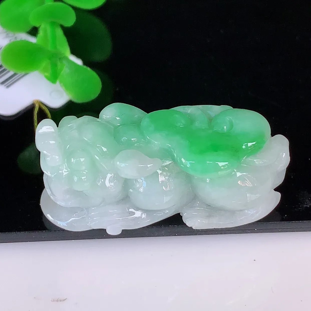 自然光实拍，冰润冰糯种飘阳绿翡翠招财貔貅吊坠，民间有“一摸貔貅运程旺盛，再摸貔貅财运滚滚，三摸貔貅平步青云 ”的美好祝愿。#35.21