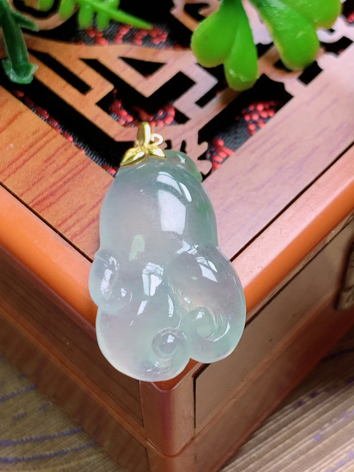 精品推荐，缅甸天然A货翡翠，18K金扣镶嵌冰种佛手吊坠，种水好，颜色鲜艳，玉质水润细腻，工艺精湛，佩戴效果更佳。