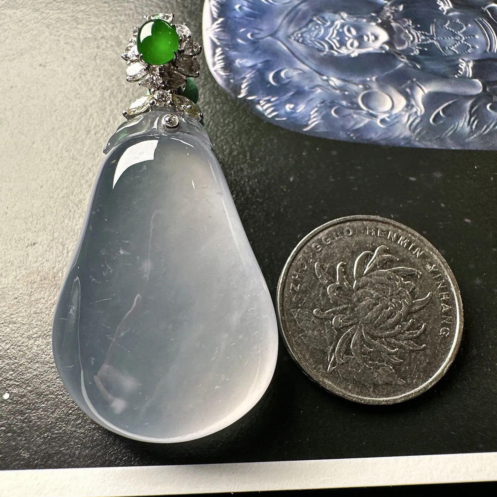 【冰种福瓜吊坠】种水上乘，晶莹剔透，纯净通透，莹光感很强。18k金钻镶嵌，裸石尺寸41*27*13.7毫米