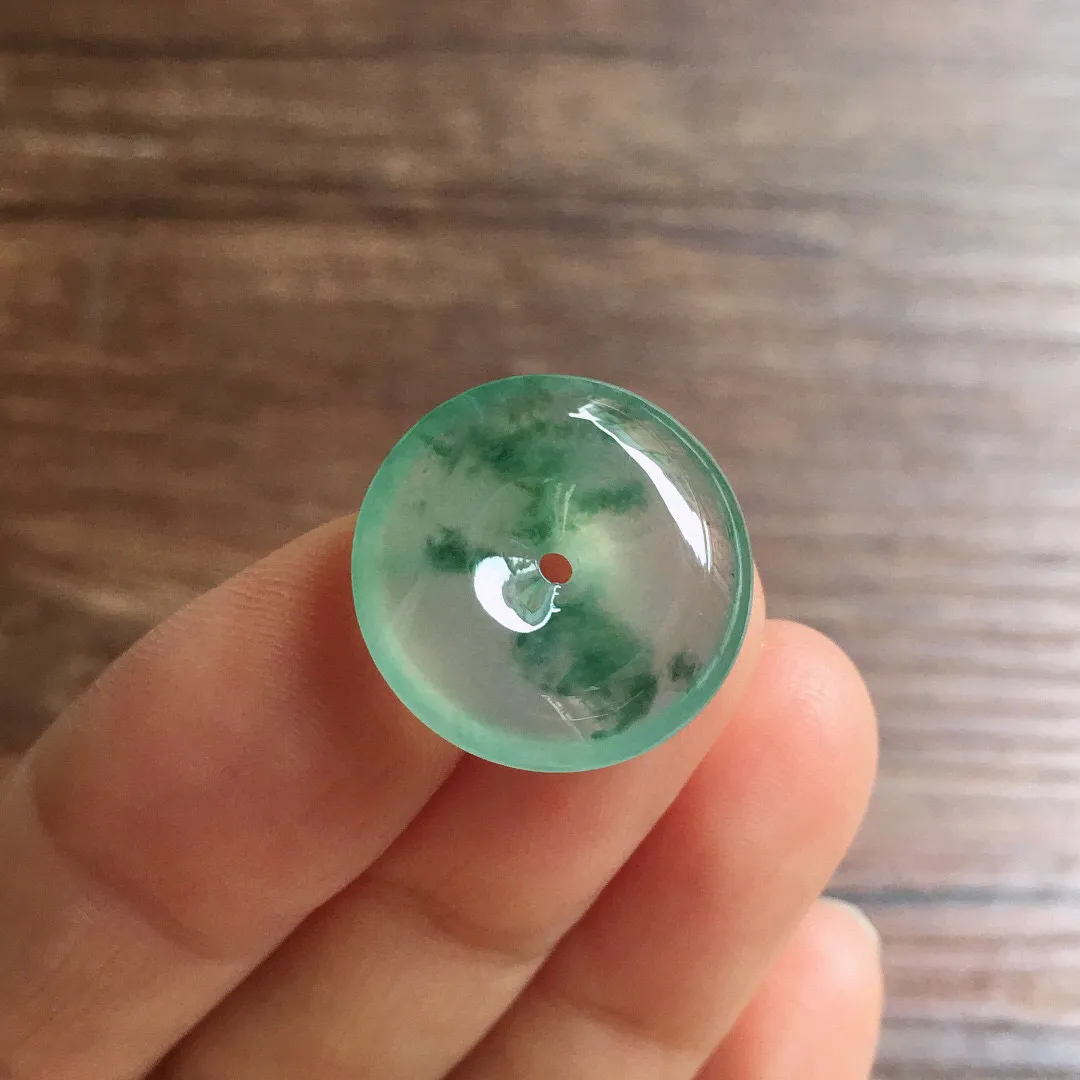 冰飘花平安扣，冰润通透，玉质细腻，种水足，整体尺寸18.6*5.2