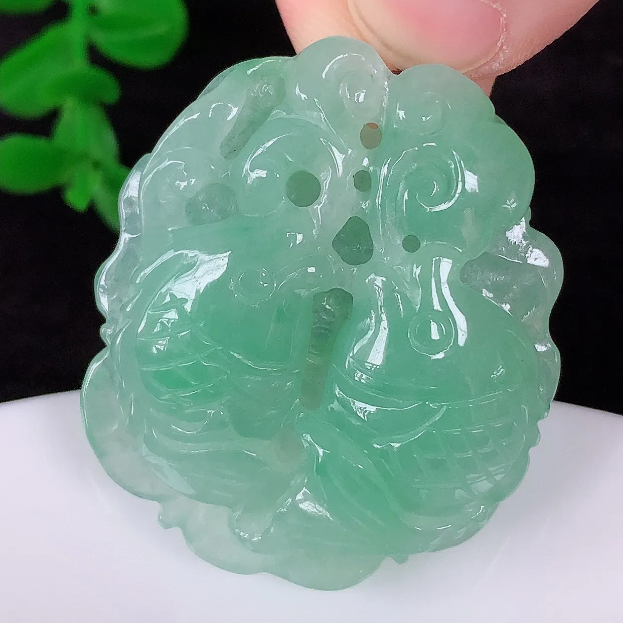 自然光实拍，冰润冰糯种飘绿翡翠年年有余，自由自在玉吊坠，寓意财源广进，雕工婉约，栩栩如生，佩戴优雅迷人！#51.21