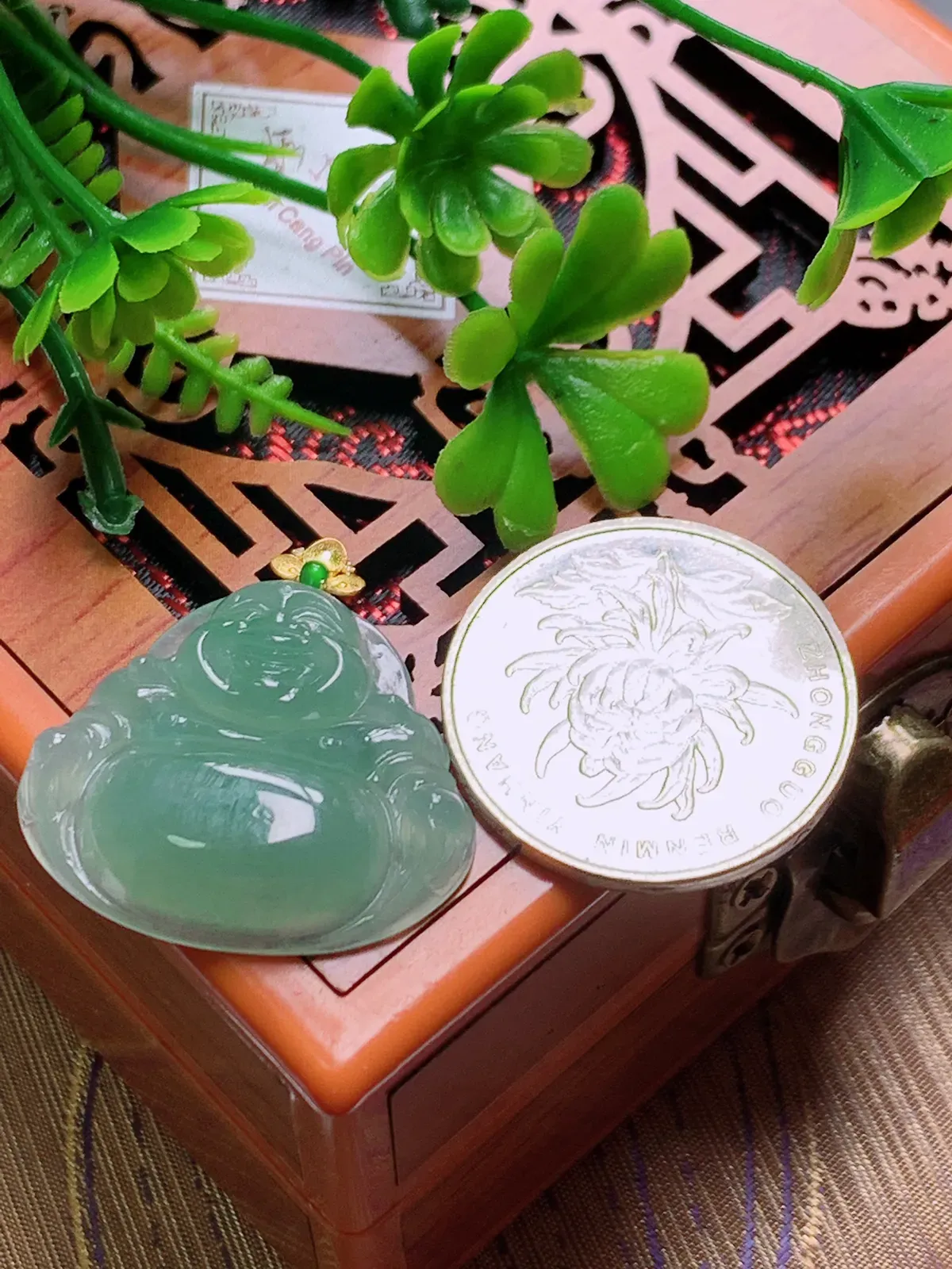 精品推荐，缅甸天然A货翡翠，18K金扣镶嵌冰种晴绿佛公吊坠，种水好，颜色鲜艳，玉质水润细腻，工艺精湛，佩戴效果更佳。