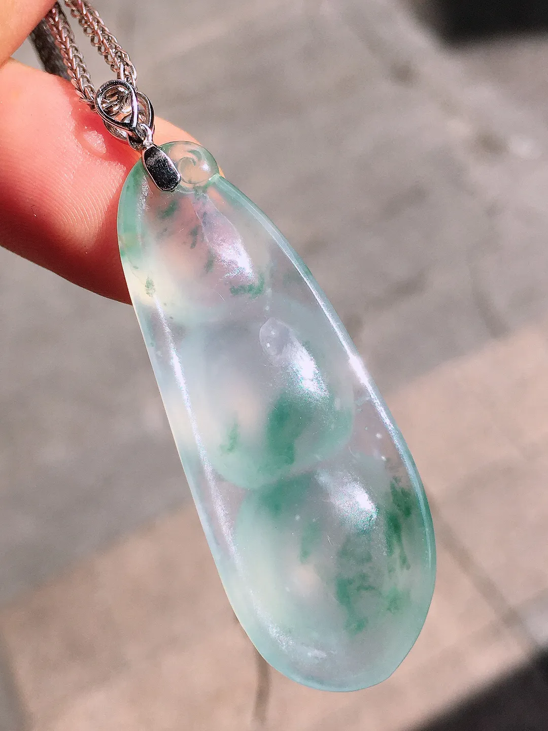 冰飘花福豆吊坠，色泽艳丽，玉质细腻，荧光感超
强，饱满圆润，气质满满。18k
金豪华镶嵌