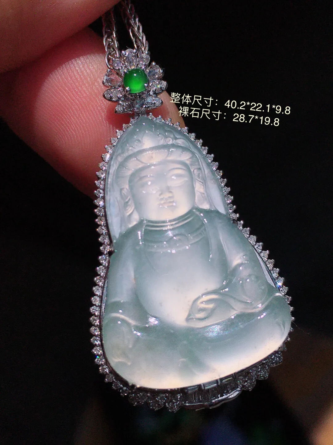 冰种观音吊坠，玉质细腻，荧光感超
强，饱满圆润，气质满满。18k
金豪华镶嵌