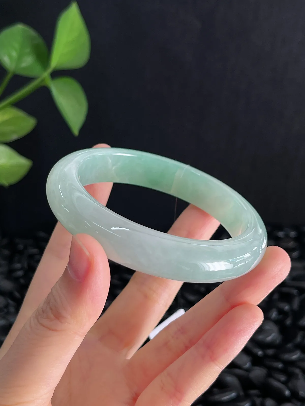 正圈56圈口，翡翠冰糯种淡绿色手镯