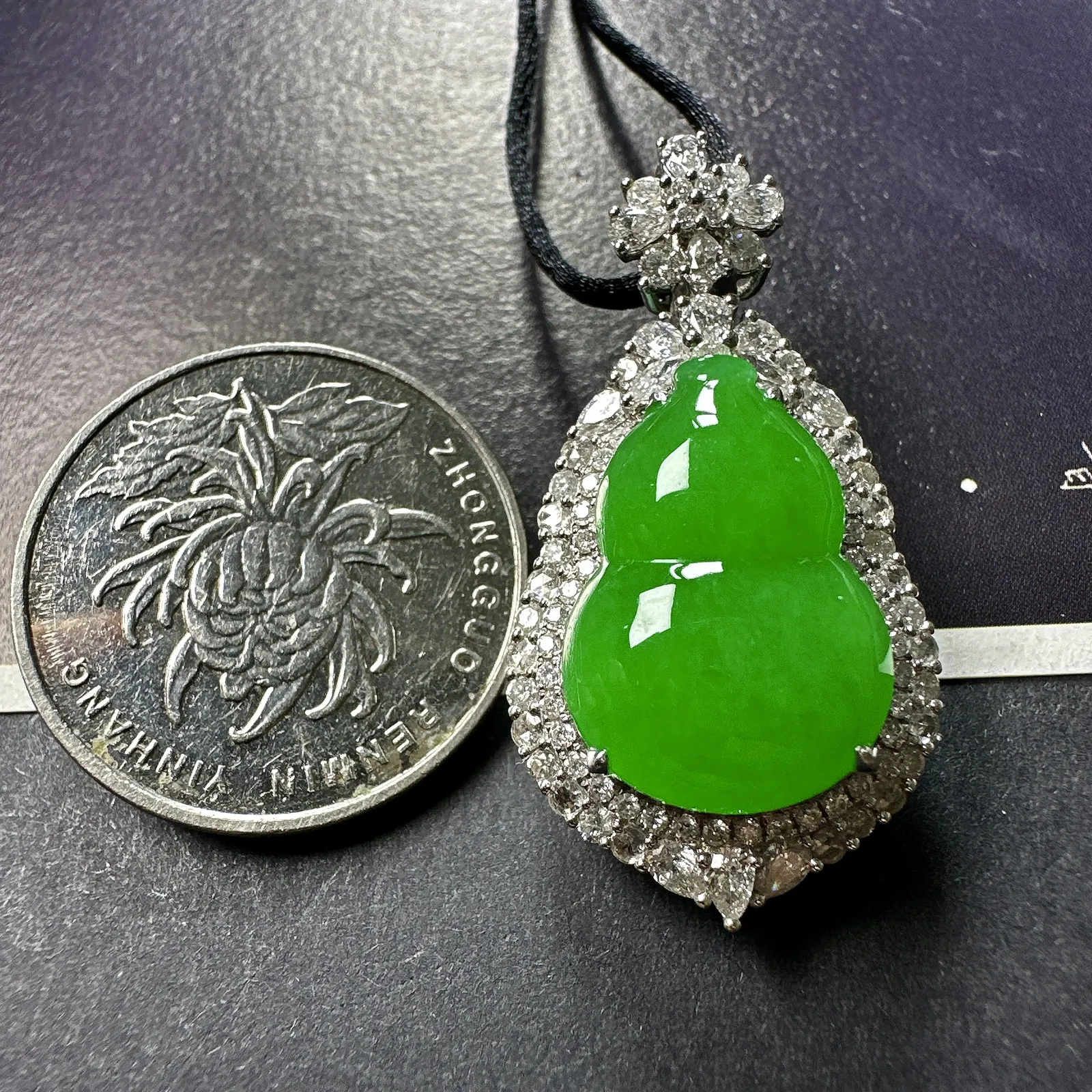 【冰糯种满绿葫芦】种水色俱全，冰透闪亮，通透感饱满度很好，18k金钻豪华镶嵌，裸石尺寸18.4*13.1*4.8毫米