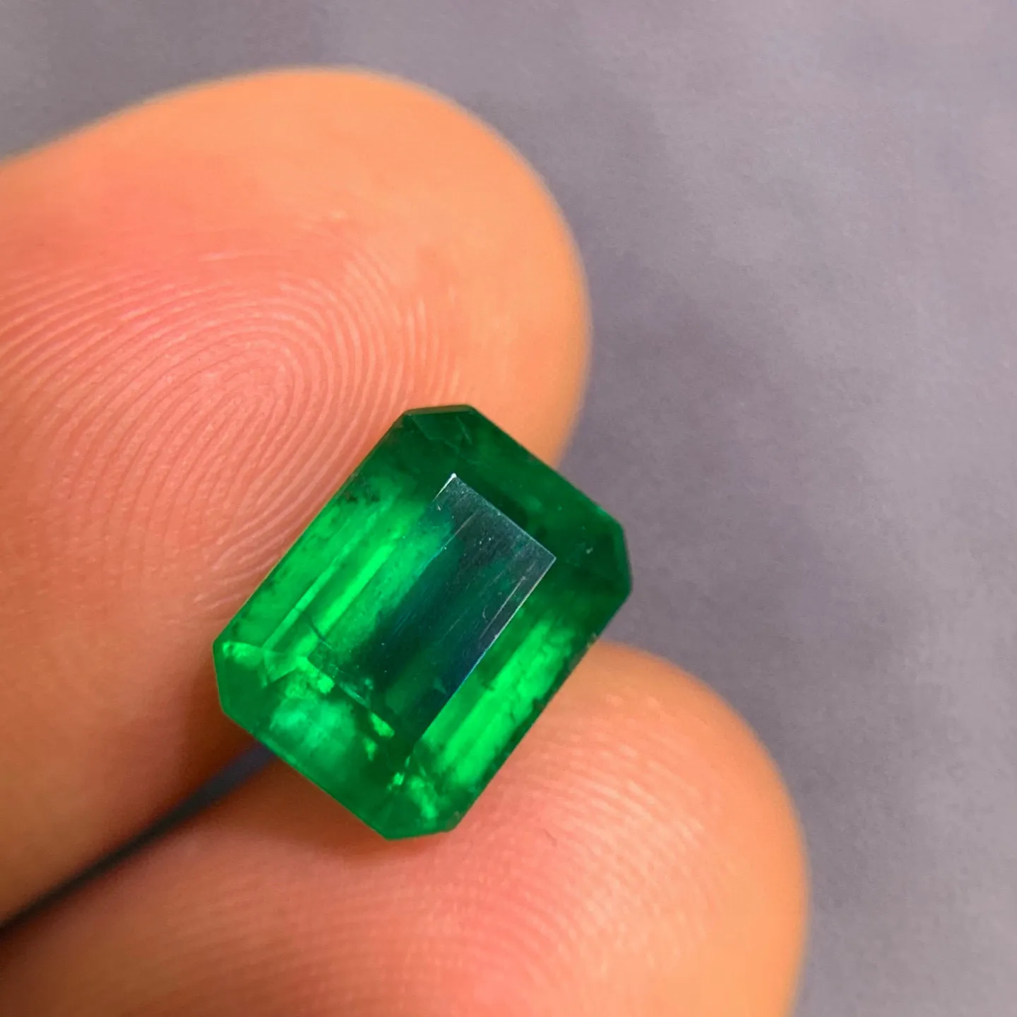 重量：2.75克拉！天然沃顿绿祖母绿裸石 实物颜色漂亮 玻璃体 晶莹剔透 火彩好  规格：9.47/