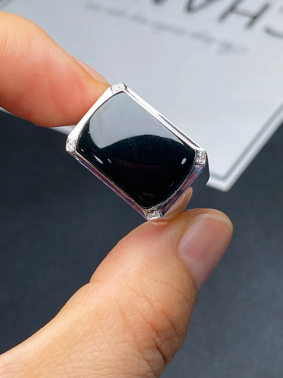 【墨翠戒指】
18k白金 南非钻镶嵌  黑度好 灯打通透  品相饱满大气 尺寸16.8