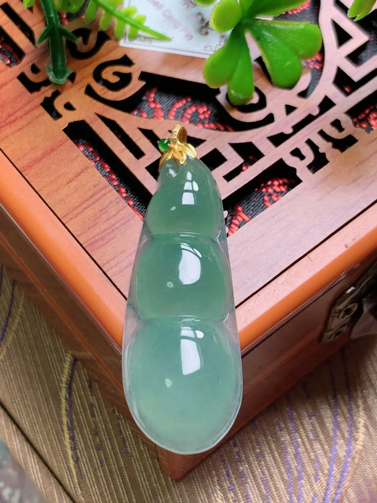 精品推荐，缅甸天然A货翡翠，18K金扣镶嵌冰种晴绿福豆吊坠，种水好，颜色鲜艳，玉质水润细腻，工艺精湛，佩戴效果更佳。