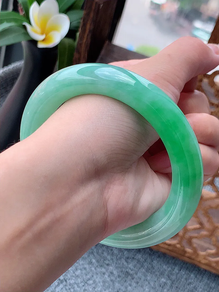 a货翡翠老坑种飘绿胖圆条手镯60-61大圈口 尺寸60.5×12.3mm 重量93.13g 0622