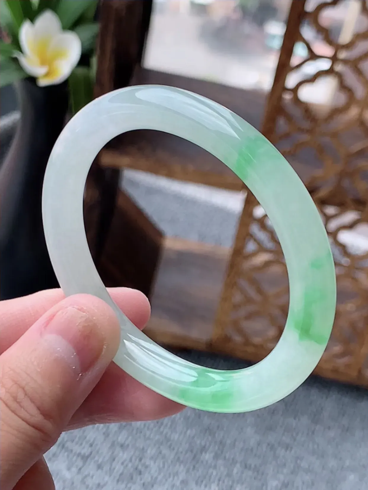 a货翡翠老坑冰种飘绿圆条贵妃手镯53-54圈口 尺寸53.3×47.8×8mm 重量32.9g 0622