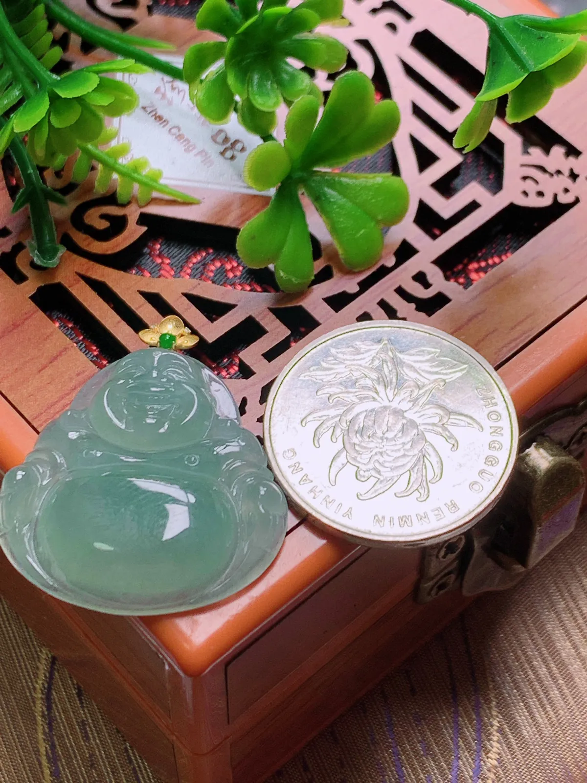 精品推荐，缅甸天然A货翡翠，18K金扣镶嵌冰种晴绿佛公吊坠，种水好，颜色鲜艳，玉质水润细腻，工艺精湛，佩戴效果更佳。