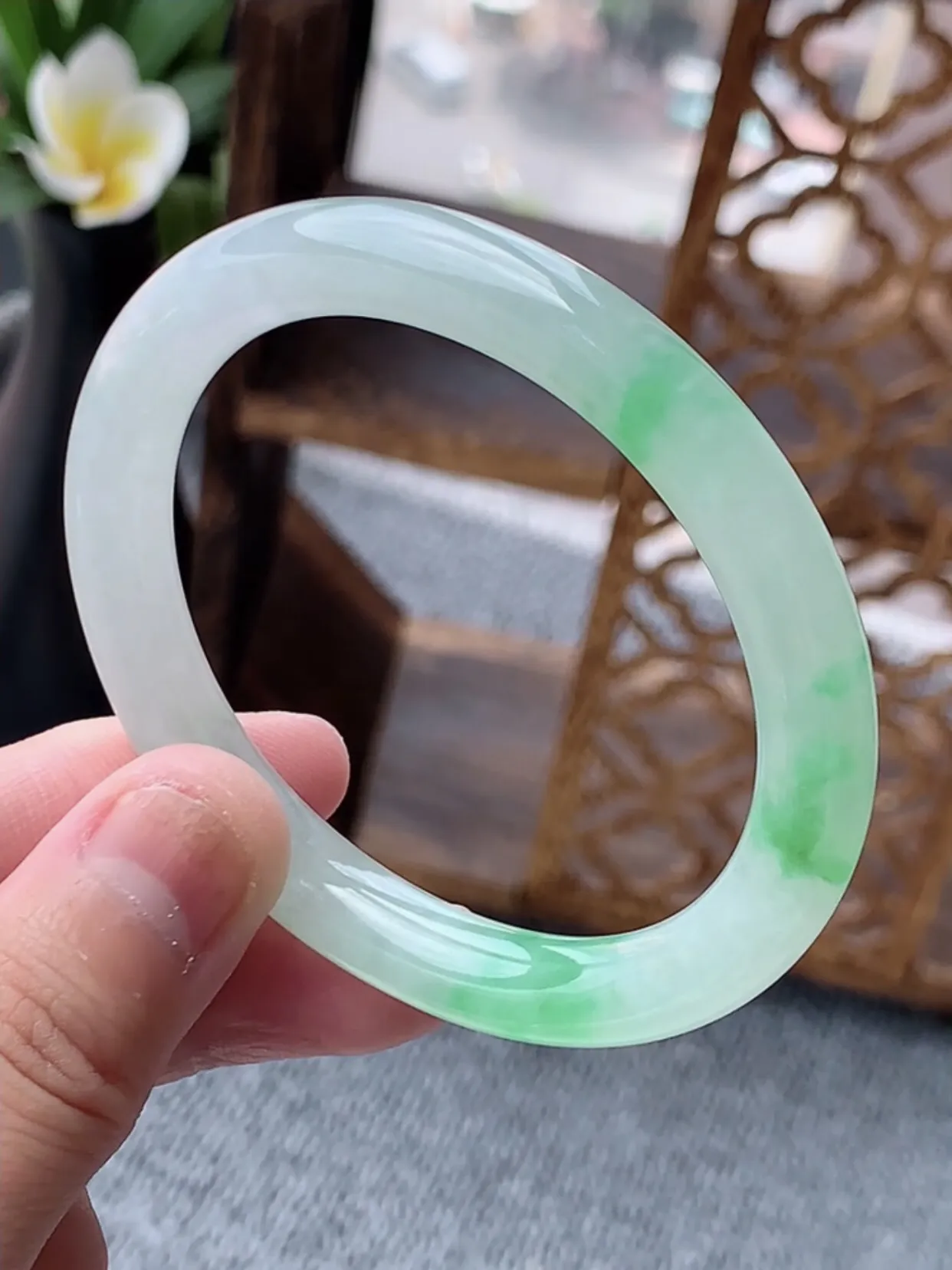 a货翡翠老坑冰种飘绿圆条贵妃手镯53-54圈口 尺寸53.3×47.8×8mm 重量32.9g 0622