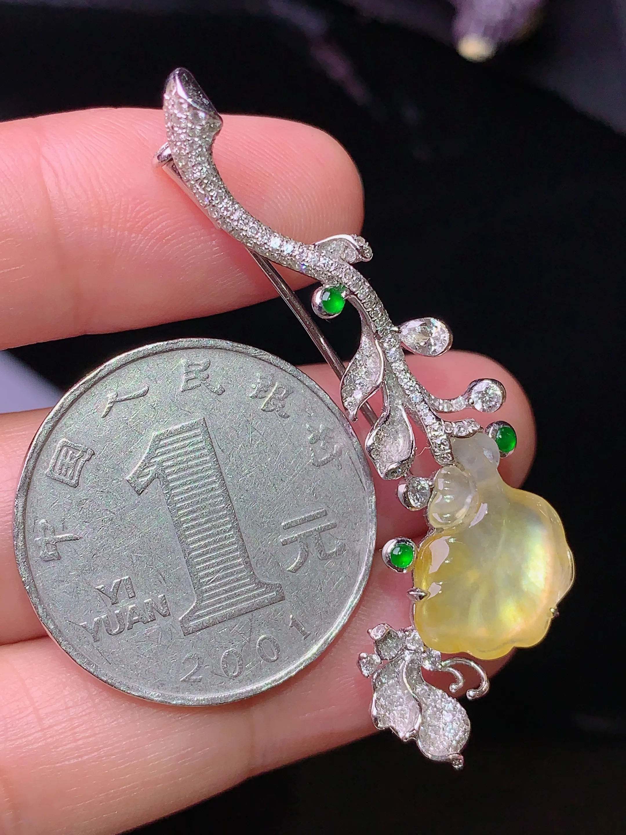 18k金钻镶嵌黄翡花瓣胸针吊坠两用款 玉质细腻 水润亮眼  整体尺寸49.2*15.5*8.4