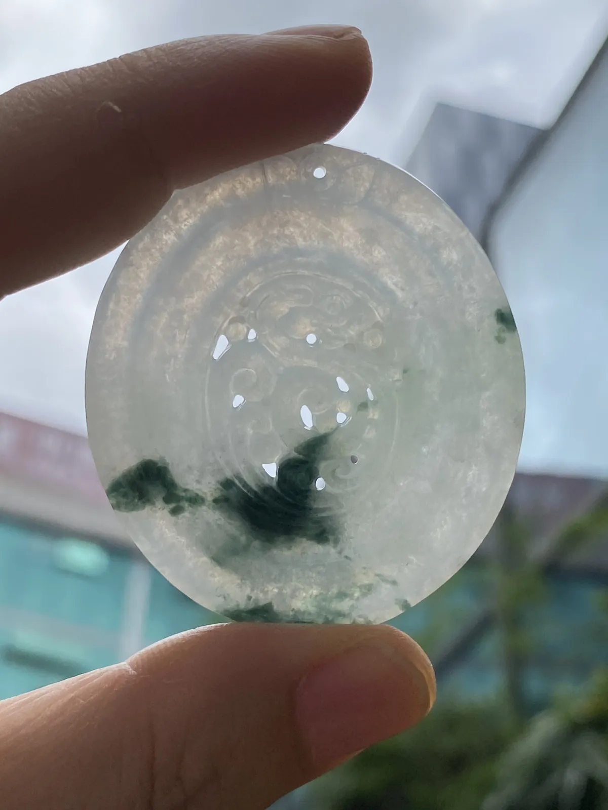 推荐【飘花龙扣】水润，细腻，飘蓝绿花，飘花处像一把燃起的阿拉丁神灯，能让人心想事成