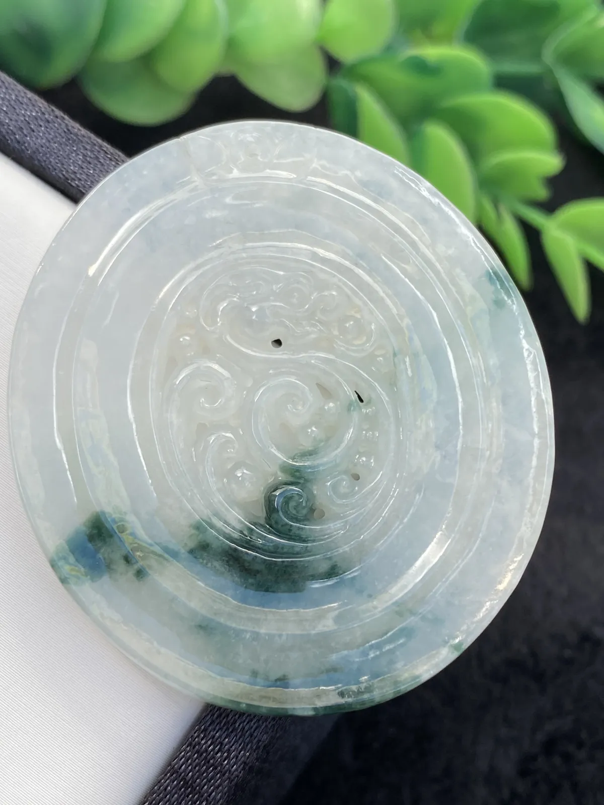 推荐【飘花龙扣】水润，细腻，飘蓝绿花，飘花处像一把燃起的阿拉丁神灯，能让人心想事成