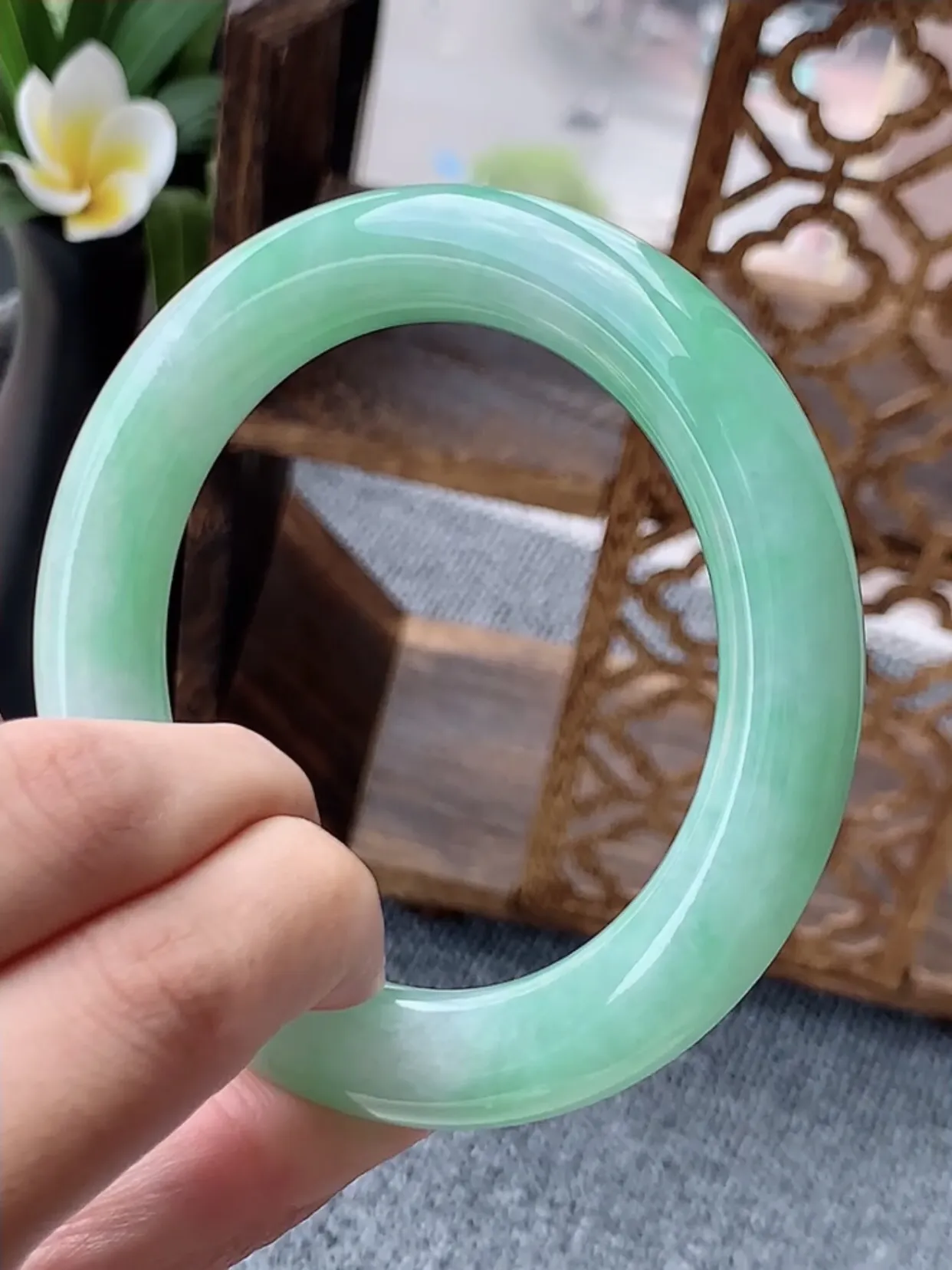 a货翡翠老坑种飘绿胖圆条手镯60-61大圈口 尺寸60.5×12.3mm 重量93.13g 0622