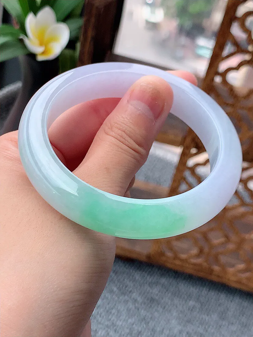 a货翡翠老坑种淡春彩淡紫罗兰飘绿正装正圈手镯56-57圈口 尺寸56×12.4×8.8mm 重量64.40g 0622