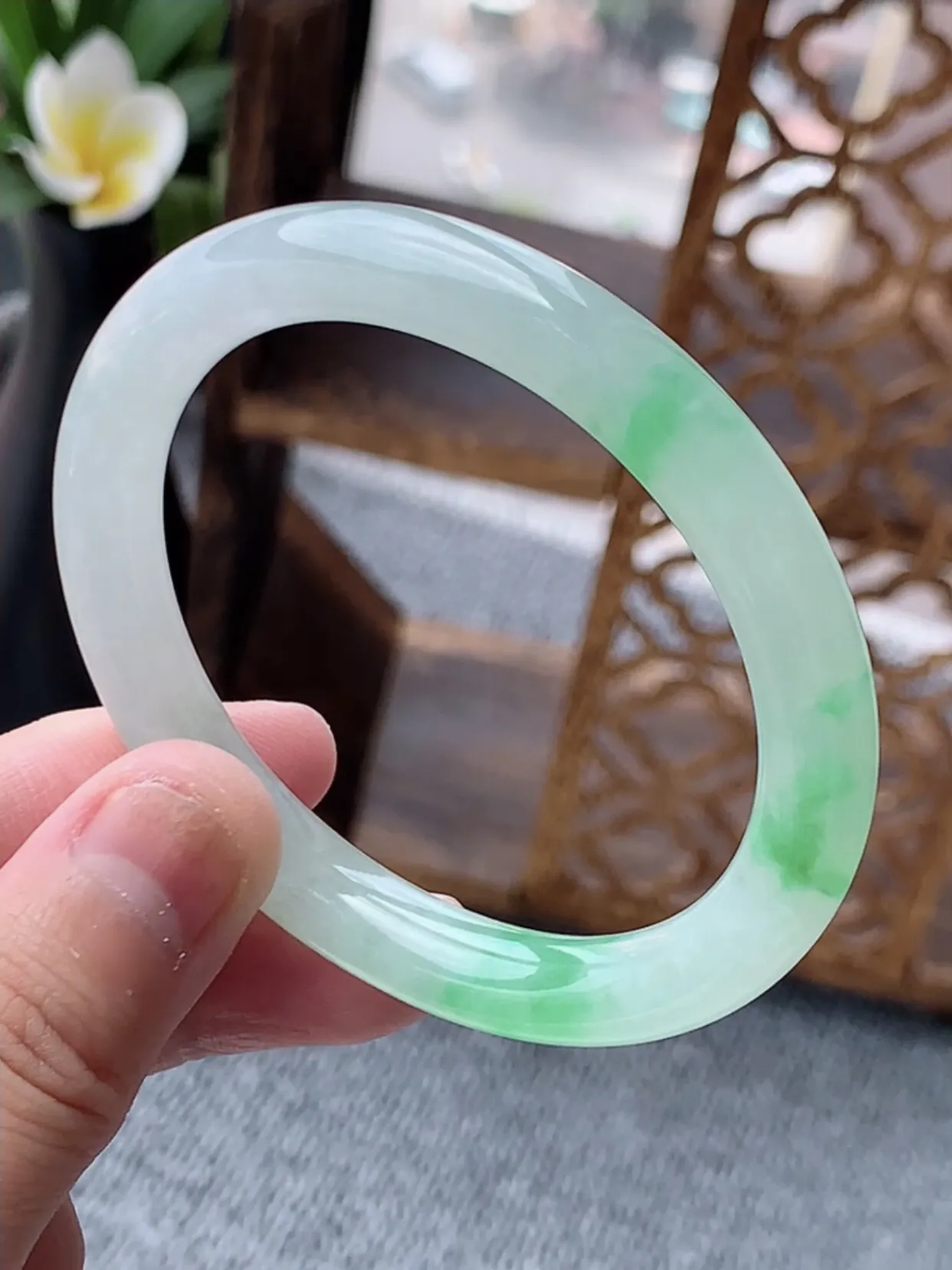 a货翡翠老坑冰种飘绿圆条贵妃手镯53-54圈口 尺寸53.3×47.8×8mm 重量32.9g 0622